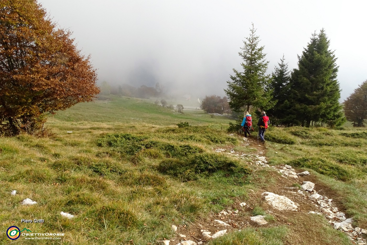 86 Al rientro all'Alpe Arera rischiara un pochino.JPG